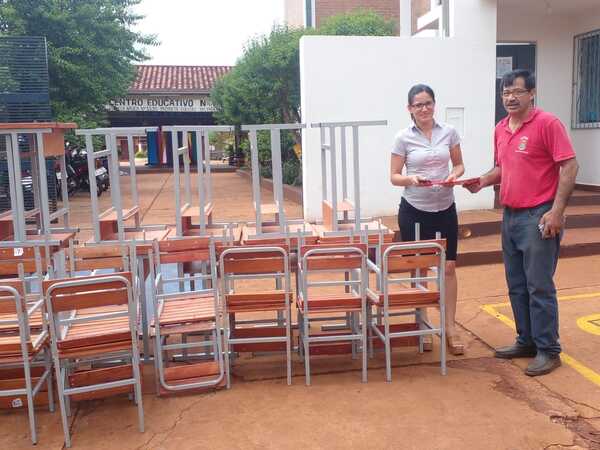 ENTREGA DE MOBILIARIOS EN INSTITUCIONES EDUCATIVAS DEL DISTRITO DE ENCARNACIÓN, POR PARTE DE LA GOBERNACIÓN DE ITAPÚA - Itapúa Noticias