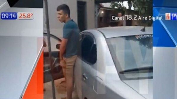Policías presuntamente ebrios chocan contra una vivienda