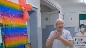 Emotiva despedida de enfermera jubilada en hospital de Encarnación