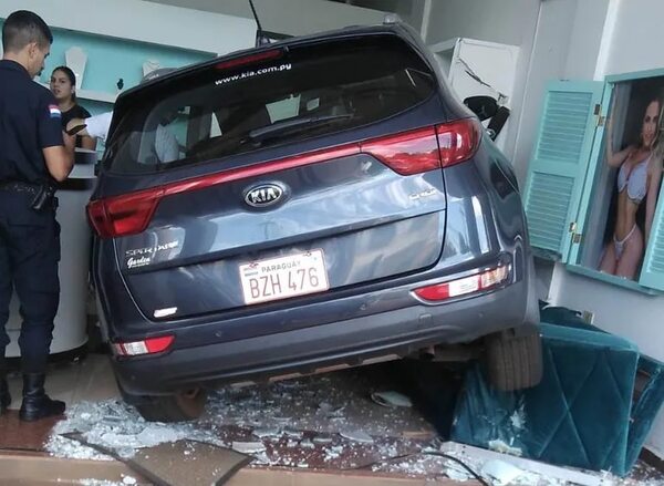 Aceleró en vez de frenar y fue a parar dentro del spa de su yerno - ABC en el Este - ABC Color