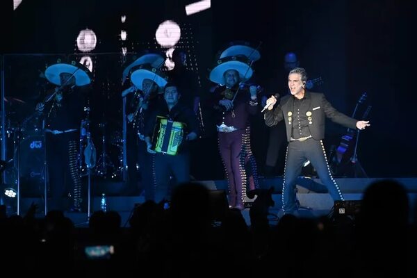 Alejandro Fernández cautiva con su voz y su entrega en el SND Arena - Música - ABC Color