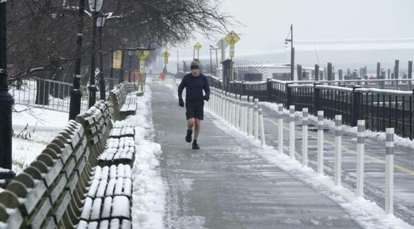 Nueva York registra su mayor nevada en un invierno inusualmente templado