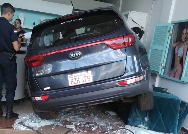 Aceleró en vez de frenar y fue a parar dentro del spa de su yerno