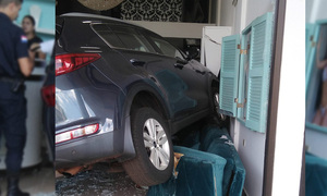 Aceleró en vez de frenar y chocó contra un local comercial - OviedoPress