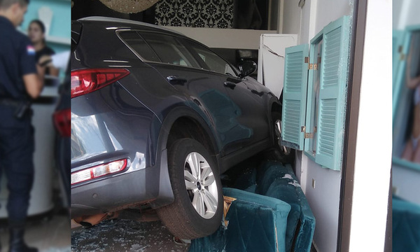 Aceleró en vez de frenar y chocó contra un local comercial - OviedoPress