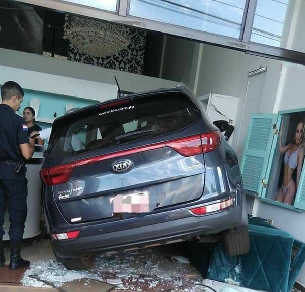 Diario HOY | Sexagenaria se asustó, pisó el acelerador y chocó contra un negocio