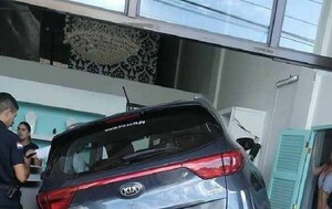 Sexagenaria se asustó, pisó el acelerador y chocó contra un negocio en Ciudad del Este – Prensa 5