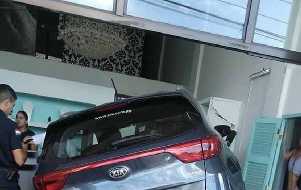 Sexagenaria se asustó, pisó el acelerador y chocó contra un negocio en Ciudad del Este – Prensa 5