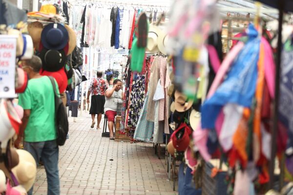 Informalidad laboral llega al 70% en Paraguay, según economista - ADN Digital