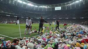 Hinchas del Besiktas lanzan peluches para niños afectados por el terremoto