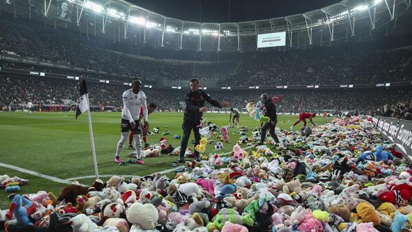Hinchas del Besiktas lanzan peluches para niños afectados por el terremoto