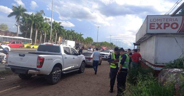 La Nación / Hallan camioneta sustraída del departamento de Ederson Salinas y detienen a dos personas
