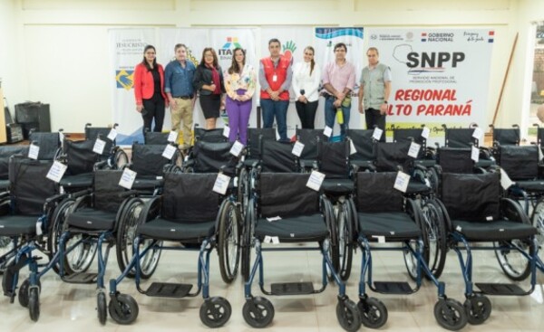 Entregaron sillas de ruedas en Alto Paraná
