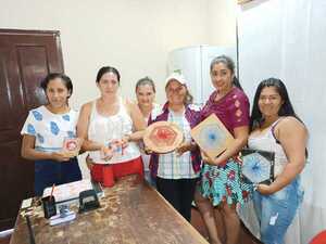 Internas de CDE tejen el ñandutí tensado en clavos