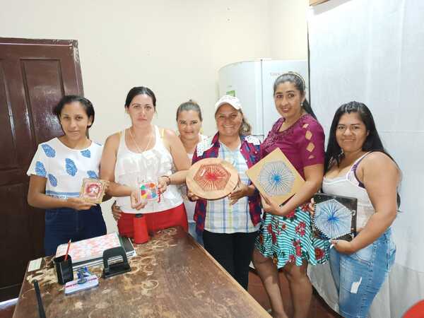 Internas de CDE tejen el ñandutí tensado en clavos