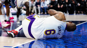 LeBron James, baja indefinida por lesión en el pie