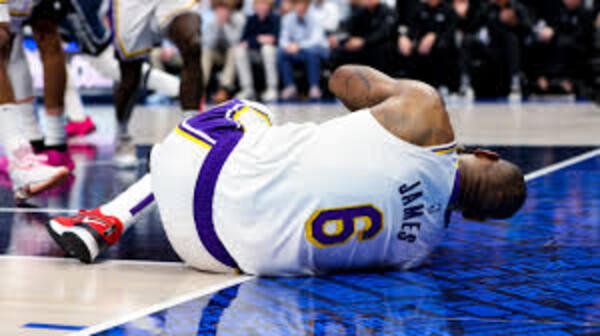 LeBron James, baja indefinida por lesión en el pie