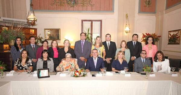 La Nación / Homenajearon a la camarista Valentina Núñez