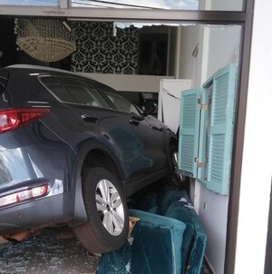 Quiso estacionar y pisó el acelerador, se llevó por delante un spa