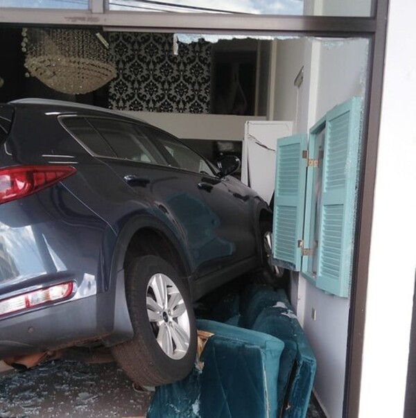 Quiso estacionar y pisó el acelerador, se llevó por delante un spa