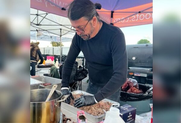 Vocalista de Foo Fighters alimentó a 450 personas sin hogar en Los Ángeles