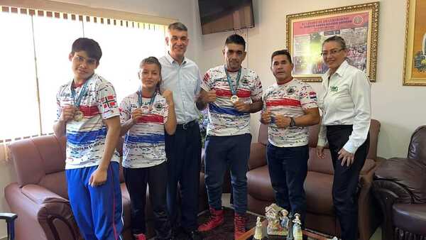 Pugilistas de la Escuela Municipal de Boxeo visitaron al intendente Ronald Acevedo