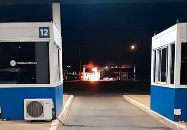 Video: un vehículo se incendió en el paso fronterizo Posadas - Encarnación - Nacionales - ABC Color