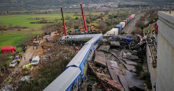 La Nación / Choque frontal de trenes en Grecia deja 36 muertos