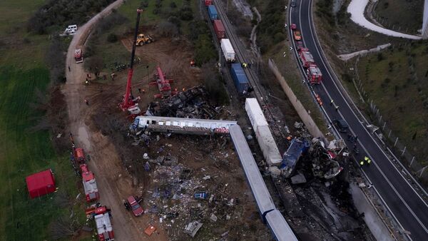 Choque de trenes deja decenas de muertos en Grecia