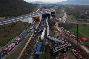 Al menos 36 muertos y 130 heridos dejó un choque de trenes en Grecia