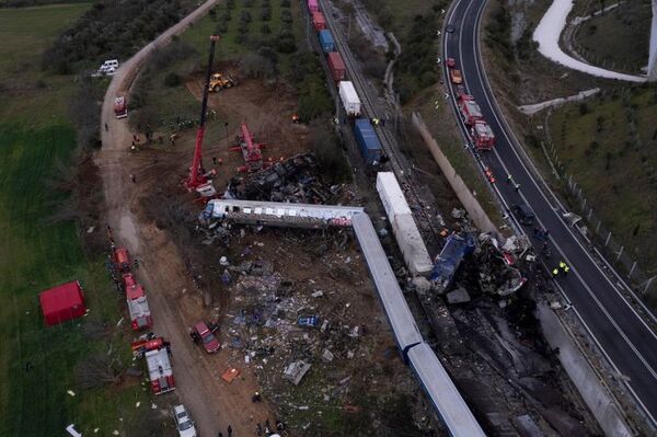 VIOLENTO CHOQUE DE TRENES DEJA DECENAS DE MUERTOS EN GRECIA - Itapúa Noticias