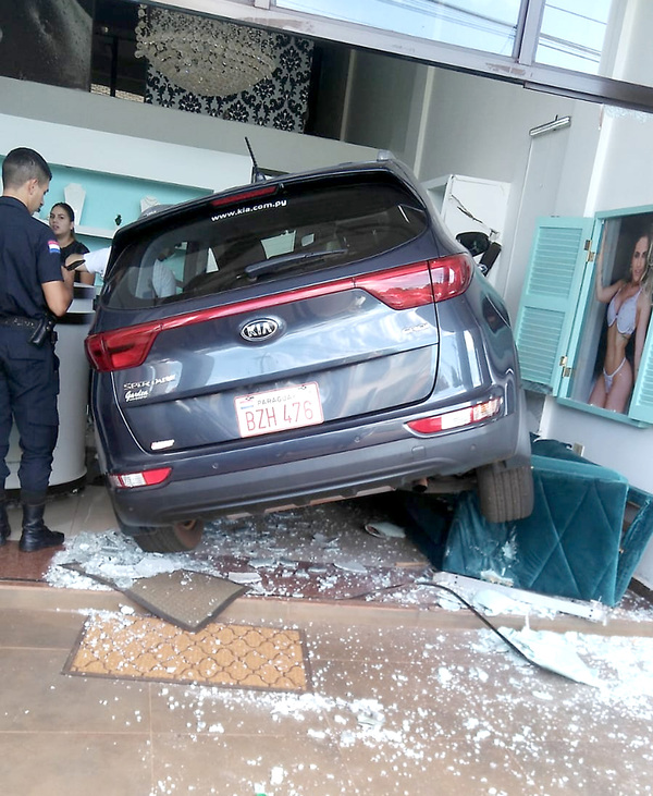 Sexagenaria destrozó un SPA con su camioneta - La Clave