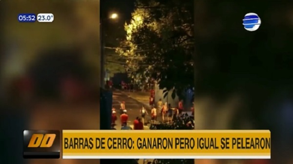 Barras bravas de Cerro Porteño se enfrentan tras finalizar el partido