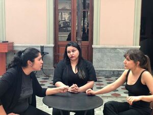 “Las uvas del super son de todos”: la obra que invita a un viaje de introspección