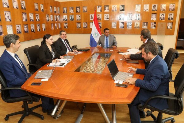 Autoridades de Hacienda se reunieron con analistas de Standard and Poor’s en el marco de la revisión anual de calificación país - Revista PLUS