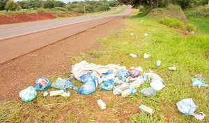 En Potrero Jardín arrojan basura al costado de la Ruta PY02 - La Clave