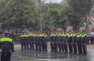 Agentes PMT soportan lluvia durante discurso de Nenecho