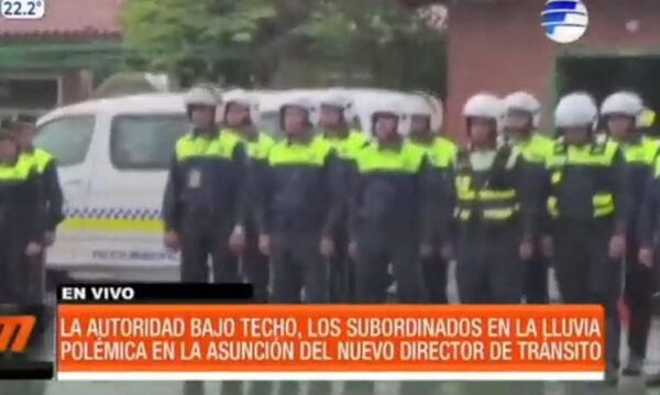 La autoridad bajo techo, los subordinados en la lluvia | Telefuturo