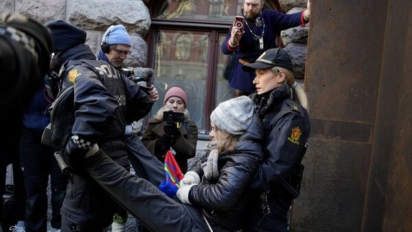 Greta Thunberg y otros activistas desalojados tras bloqueo a ministros en Noruega
