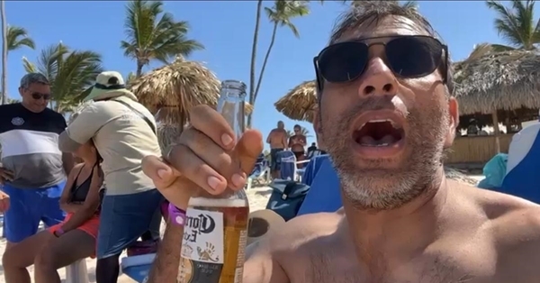 ¡Muy alegre! Con cervecita en la playa Pipino brindó por todos sus seguidores