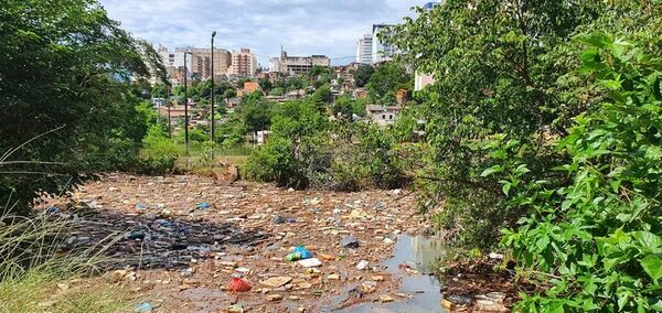 Crecida aflora basural en el arroyo Acaraymí de Ciudad del Este - ABC en el Este - ABC Color