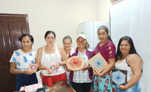 Internas de CDE tejen el ñandutí tensado en clavos