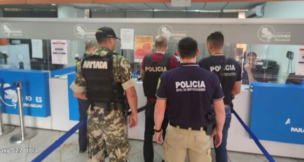 Expulsan del país a brasileño con orden de captura por homicidio - Noticiero Paraguay