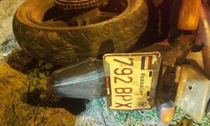 Motociclista pierde el control y cae al pavimento