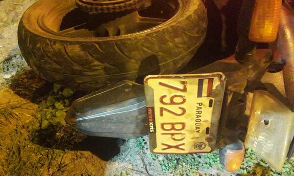 Motociclista pierde el control y cae al pavimento