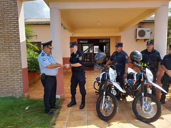 POLICÍAS DE MARÍA AUXILIADORA Y NATALIO RECIBIERON MOTOCICLETAS - Itapúa Noticias