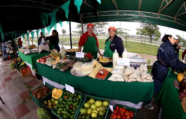 Las lluvias no detienen las ferias agropecuarias que se realizan este jueves en Asunción y San Lorenzo - .::Agencia IP::.