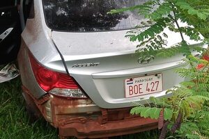 Pierde el control de su móvil y choca contra árbol