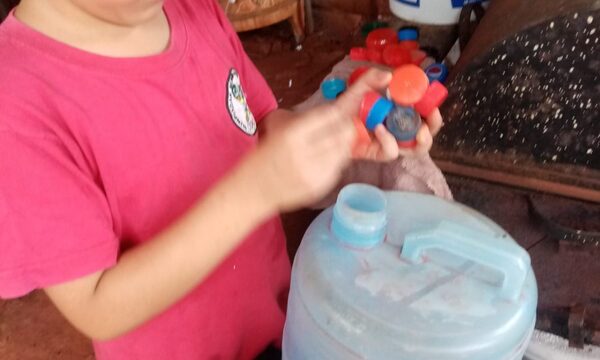 Niño junta tapitas para ayudar a pequeños con cáncer