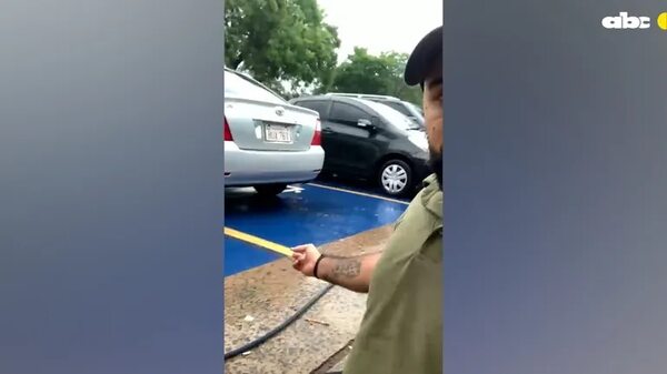 Video: persona con discapacidad denuncia que no se respeta estacionamiento en IPS - Nacionales - ABC Color